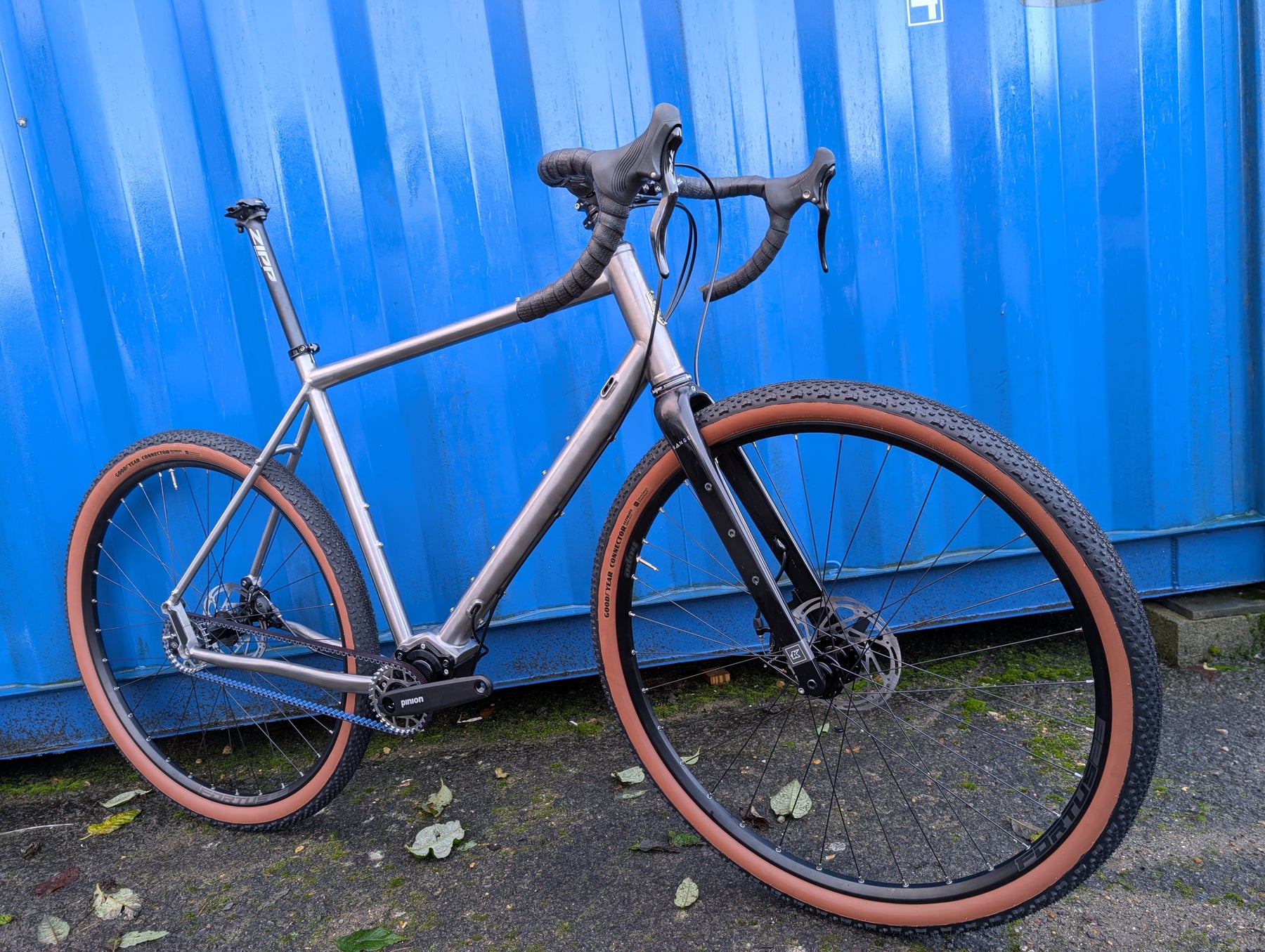 gravel bike with pinion gearbox Eight Bells
